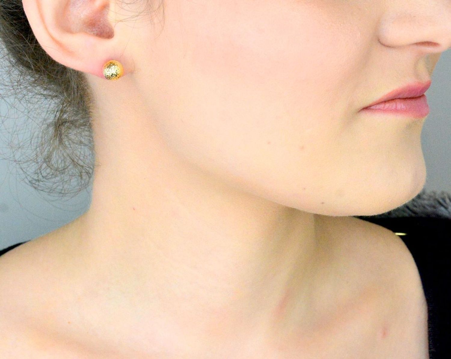 Kolczyki złote kulki grawerowane pr 585, DIA-KLC-12906-585 8mm Stylowe kolczyki wykonane ze złota próby 585. Kolczyki mają okrągły kształt, ozdobione grawerem. 1.jpg